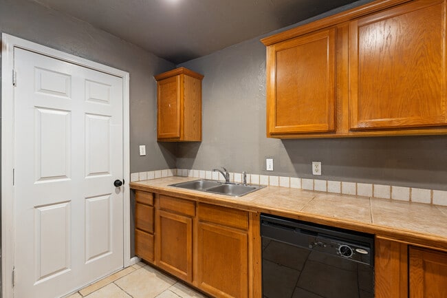 Building Photo - 3221 NW 39th Terrace