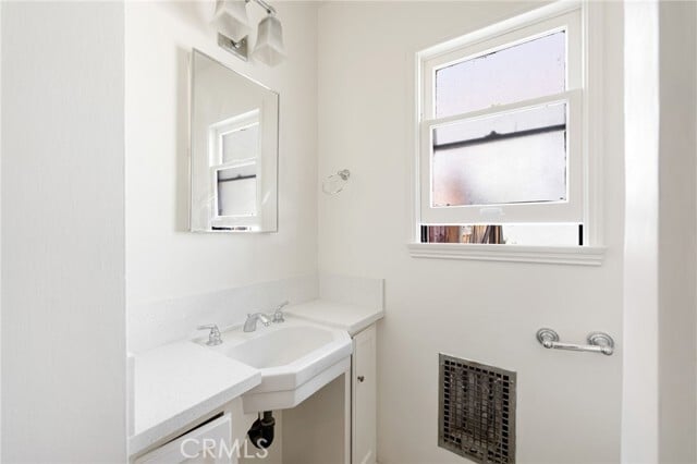 Building Photo - 1367 N Mentor Ave