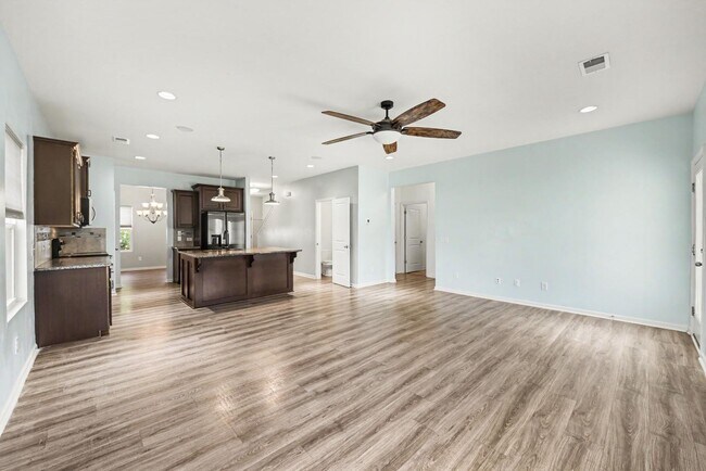Building Photo - 121 Rockingham Way