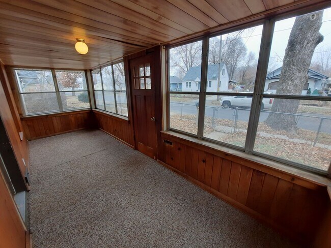 Building Photo - 3 Bedroom, 1 Bathroom Home with additional office/den space and fenced yard!