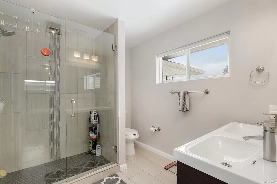 Primary bathroom - 3520 Elm St