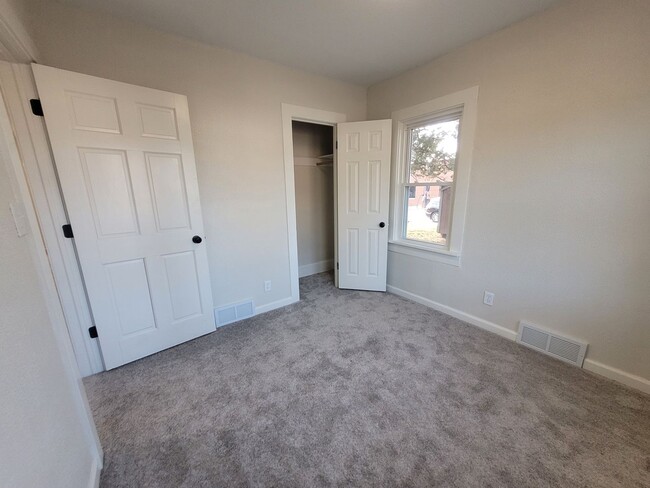 Building Photo - 2 Bedroom Rental Home with mudroom and spa...