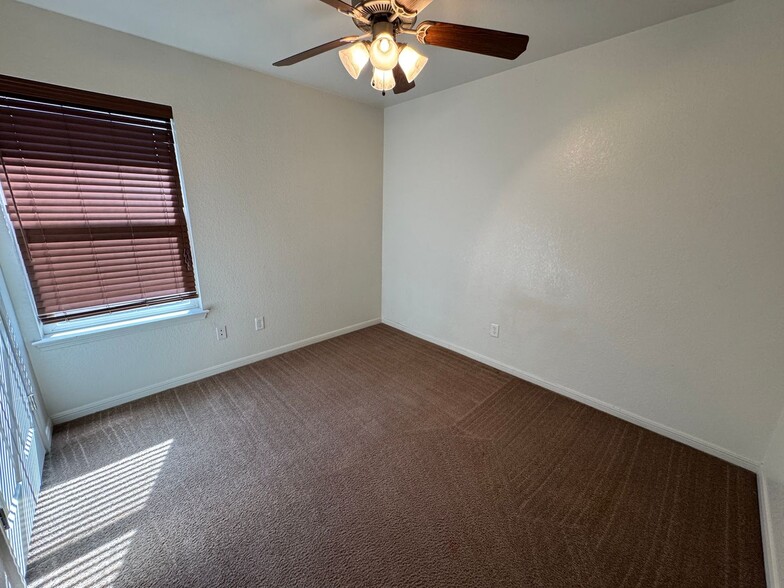 Building Photo - 1204 Cinch Dr