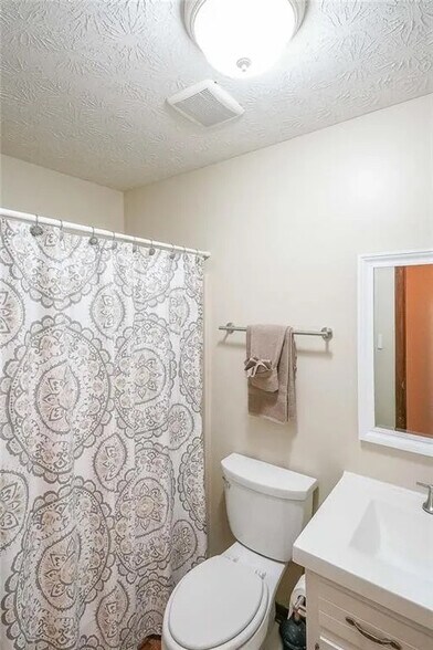 Building Photo - Room in Single Family Home on Azalea Dr