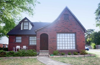 Building Photo - Cozy Apartment located near UAMS!
