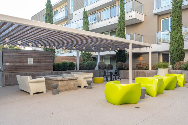 Building Photo - Opulent, Fully Furnished Private Room in S...