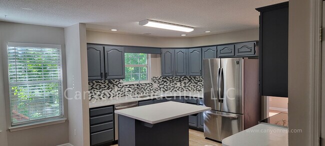 Building Photo - Beautiful 4b Room!Move in ready!