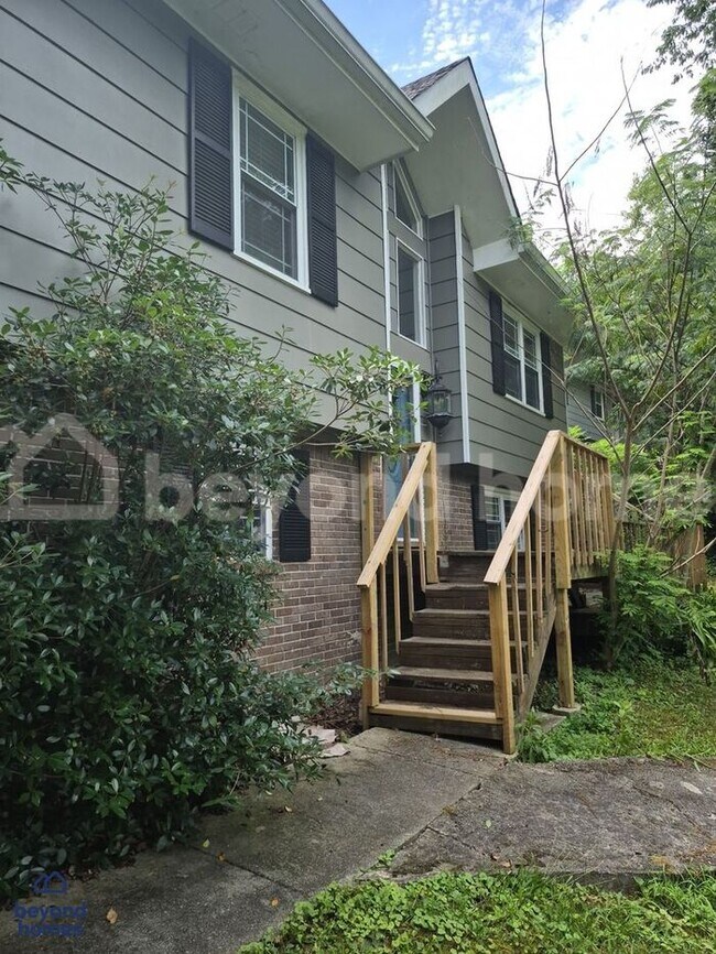 Building Photo - Updated 4-Bed Home Minutes from Downtown C...