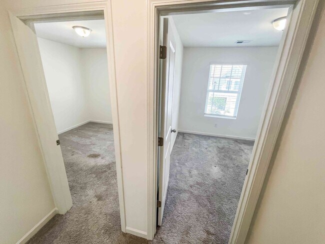 Building Photo - Cartersville Townhome - 3BR/2.5BA