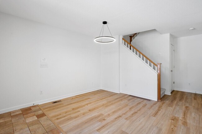 Building Photo - Recently Updated 3 Bedroom 2 Bath Home - B...