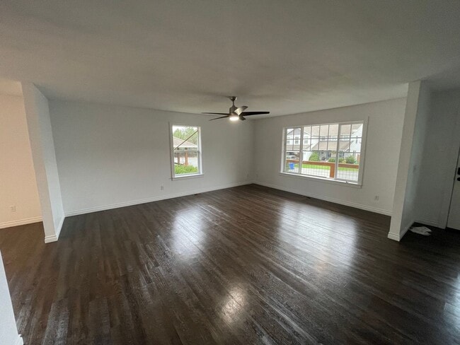 Building Photo - Charming, Modern One Story Home! Pet Frien...