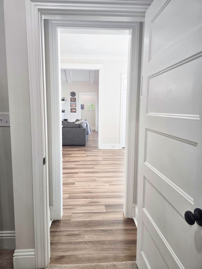 Building Photo - Spacious 4BR/3BA Home with Open Floor Plan, Screened Porch & Fenced Backyard