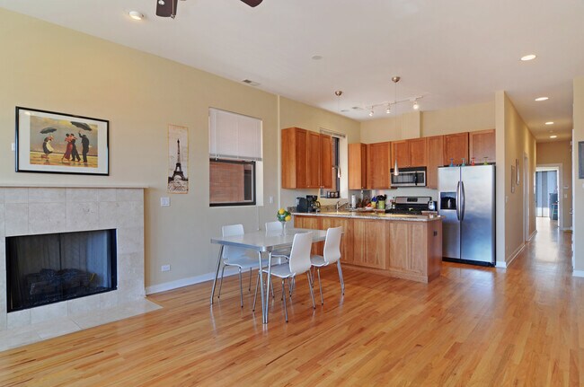 Building Photo - 2147 W Evergreen Ave
