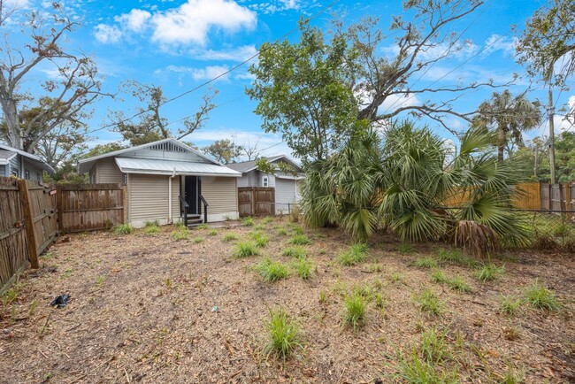 Building Photo - Cozy 2 bedroom 1 bath Home St Pete