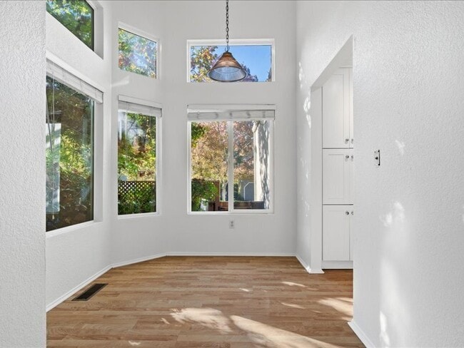 Building Photo - 1304 Foothill Dr