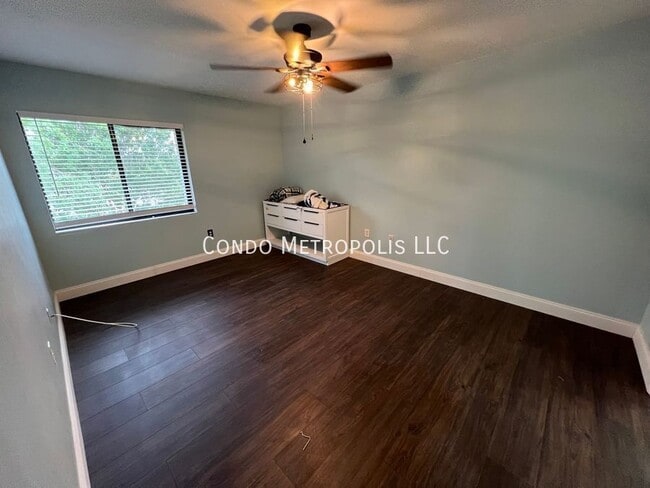 Building Photo - 5039 Vineland Rd