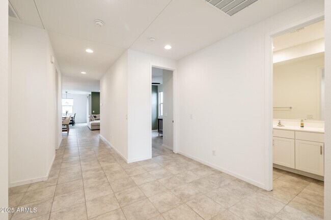 Building Photo - 6810 W Pedro Ln