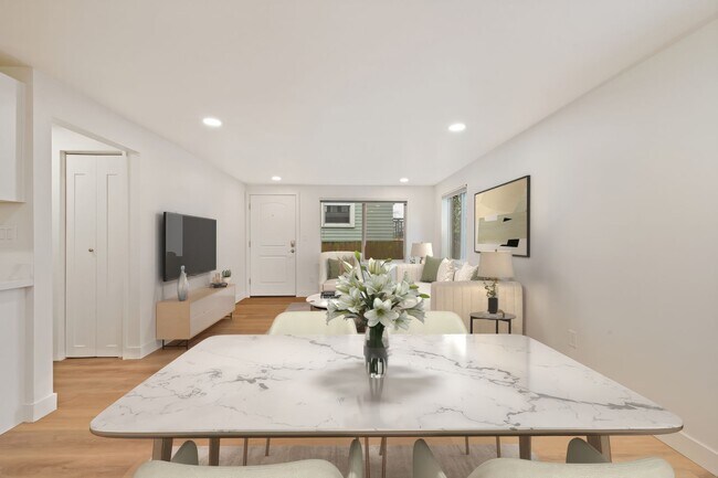 Building Photo - Greenlake Remodel - 1 Bed / 1 Bath, In Unit Washer / Dryer