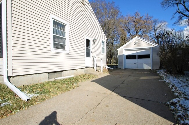 Building Photo - 3 Bedroom / 2 Bath Home!