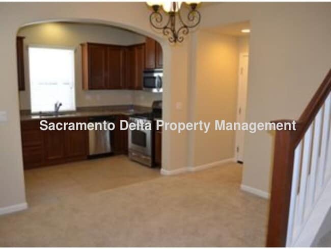 Building Photo - Avail 7/21 - 2 bedroom home in gated commu...