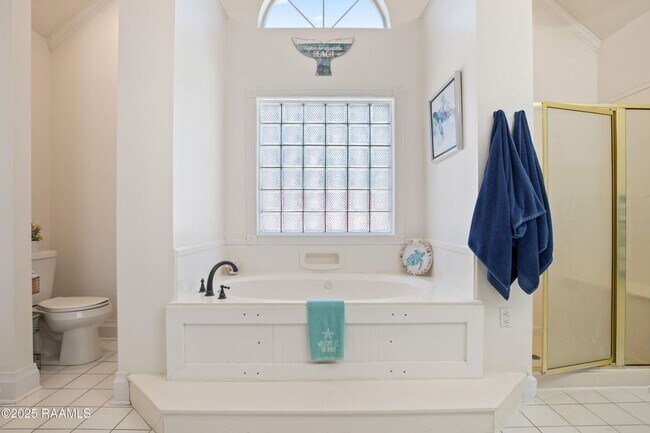 Building Photo - Beautifully updated 4-bedroom, 3-bath prop...