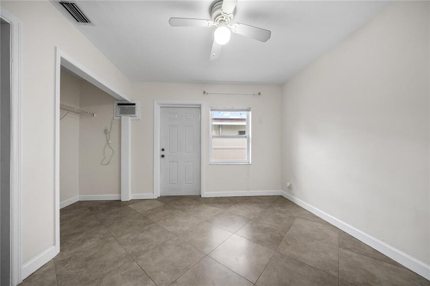 Building Photo - 1041 NE 9th Ave