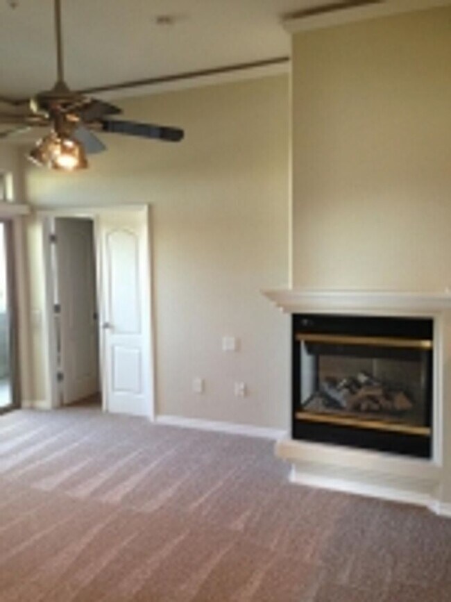 Building Photo - Great 2 bedroom condo on 2nd story!