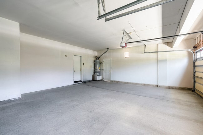 Building Photo - 10919 Mirador Dr