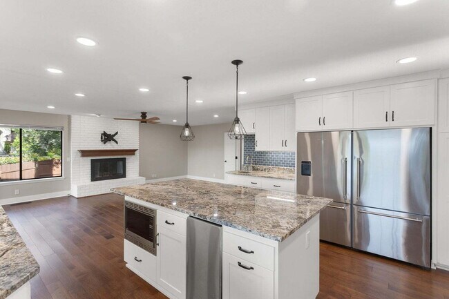 Building Photo - Gorgeous Executive Level Home 4 beds 3 baths close to hospitals and courthouse