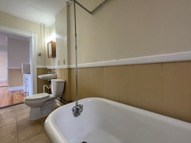 Building Photo - 68 Laval St