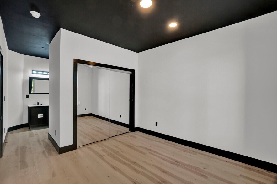 Building Photo - Room in House on Pursley St