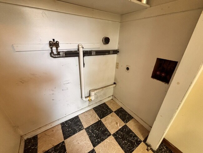 Building Photo - No more commute! Large 2 unit with parking...