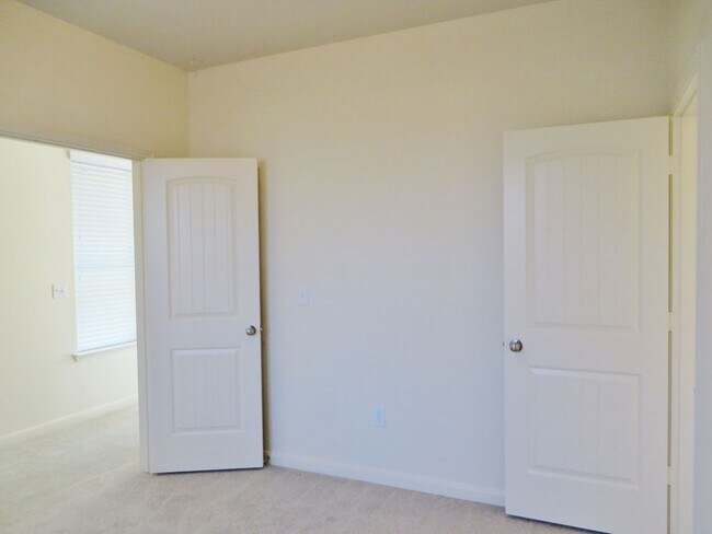 Building Photo - 3 Bedroom 2.5 Bathroom: Georgetown- Pinnacle Home