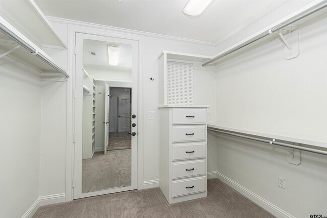 Building Photo - 2801 Wexford Dr