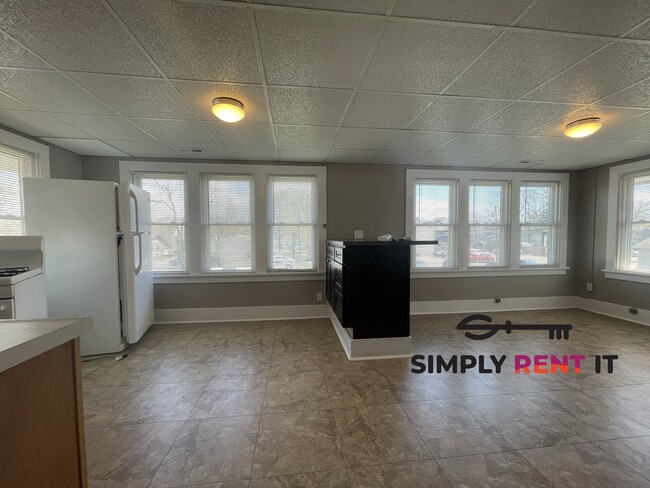 Building Photo - Renovated Triplex with 2 Bedrooms On Campus!