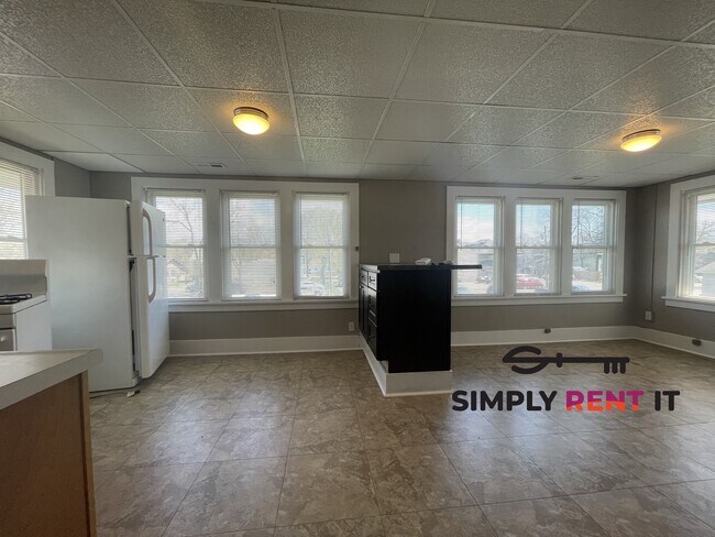 Primary Photo - Renovated Triplex with 2 Bedrooms On Campus!