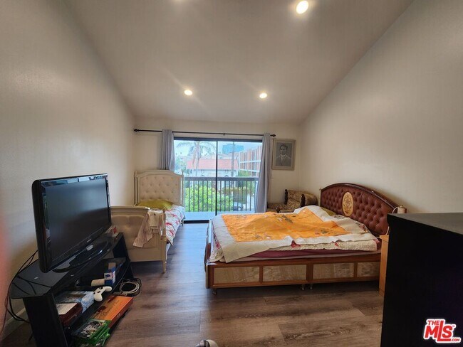 Building Photo - 601 S Van Ness Ave