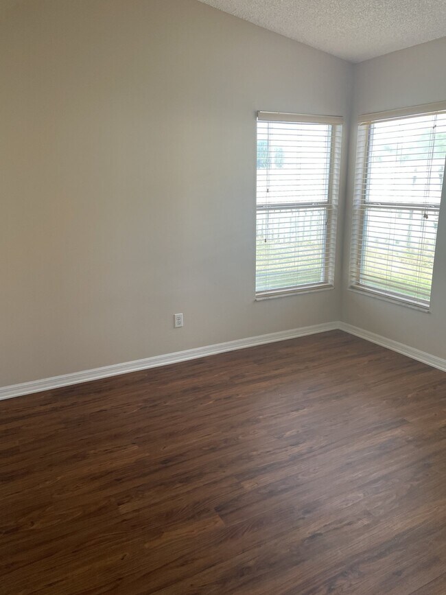 Building Photo - 3 bedroom, 2 bath conveniently located home!