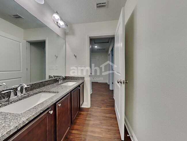 Building Photo - 390 Banyan Frst Dr