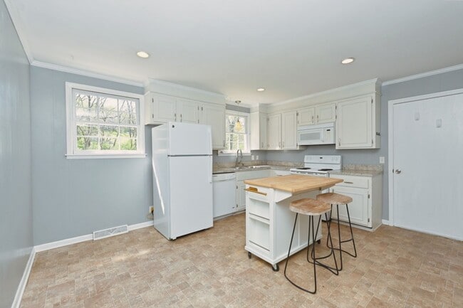 Building Photo - **ONE-SIDE-OF-A-DUPLEX HOME MINUTES FROM NASHVILLE WEST AND DOWNTOWN WITH A GORGEOUS LARGE YARD**