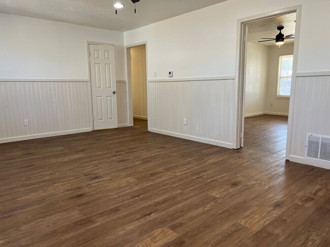 Building Photo - Newly Remodeled 3 bed 2 bath