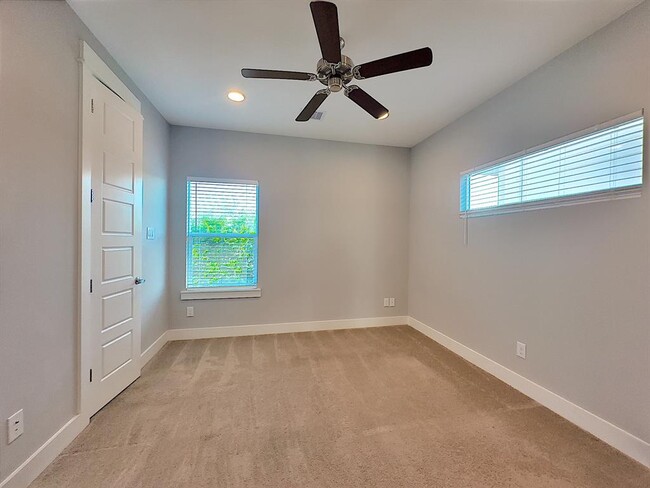 Building Photo - 418 Yale Oaks Ln