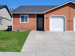 Building Photo - 1009 N Pierce Dr