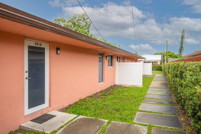 Building Photo - 5918 Pierce St