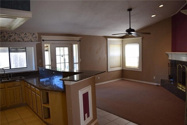 Building Photo - 512 Rosewood Ln