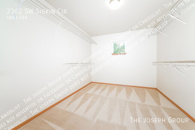Building Photo - 2362 SW Siskin Cir