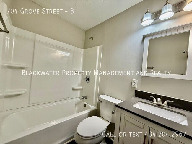 Building Photo - 704 Grove St