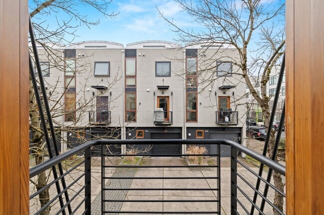 Building Photo - 2 BR 2 BA Townhome in North Tabor- 3 Levels!