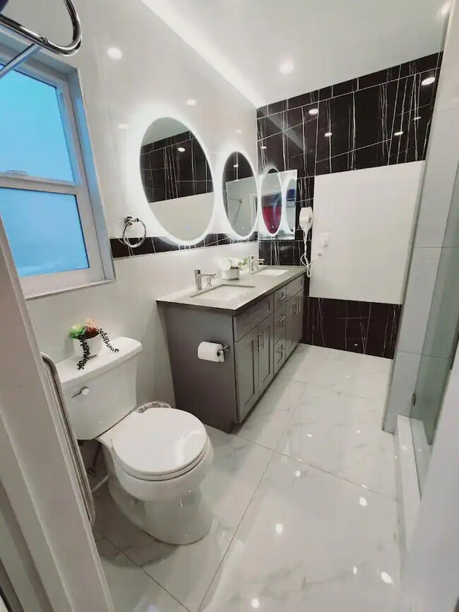 Primary Photo - 1766 W Goodhue Ave