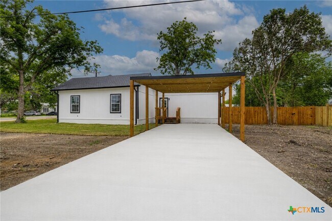 Building Photo - 312 N La Vernia St